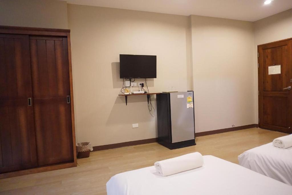 Chompu Nakarin Apartment Trang Buitenkant foto