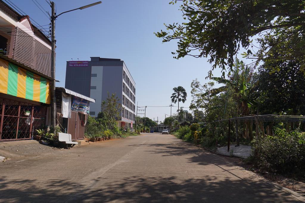 Chompu Nakarin Apartment Trang Buitenkant foto
